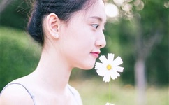 农村妇女卓玲给我喂奶